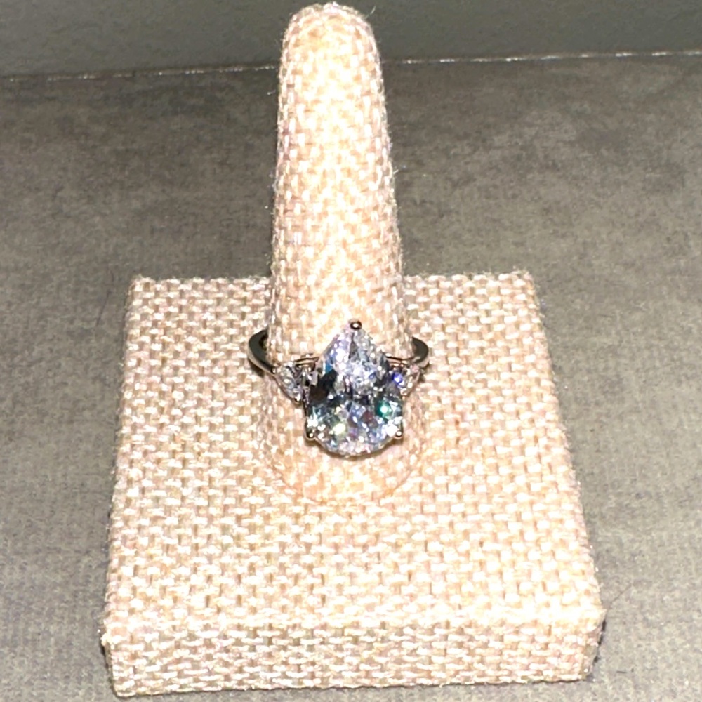 Cubic Zirconia pear shaped silver ring size 7 - Picture 3 of 11